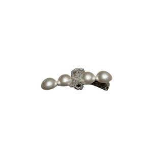 Eleganter Haarclip im koreanischen Stil mit weißen Perlen und silberner Perlenschleife