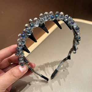 Détail d'un serre-tête de luxe avec cristaux gris et pinces à cheveux intégrées