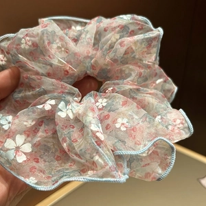Chouchou en organza aux fleurs pastel et bordure ondulée bleue élégante