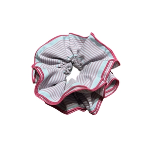 Chouchou en tissu rayé rose et bleu avec bordure rose vif pour chignons et queues