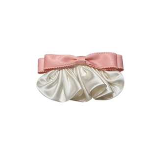 Barrette à cheveux élégante avec nœud rose et bordure en dentelle satinée blanche