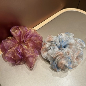 Vue détaillée de chouchous géants en mesh fleuri et organza scintillant aux couleurs élégantes