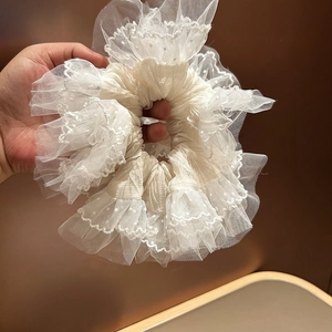 Chouchou élégant en dentelle blanche surdimensionné avec volants en tulle