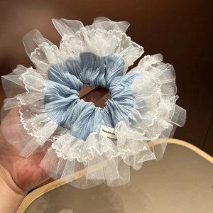 Chouchou géant bleu en dentelle avec tulle à pois blancs style féerique pour femmes