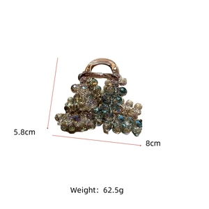 Spécifications de taille pour la pince à cheveux en perles irisées mesurant 8cm sur 5,8cm