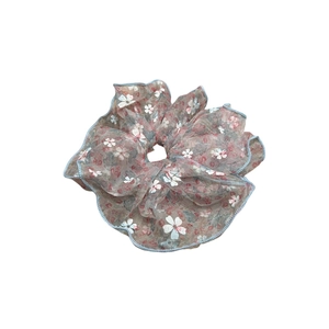 Chouchou romantique en organza fleuri bleu poudré avec fleurs roses et bords ondulés