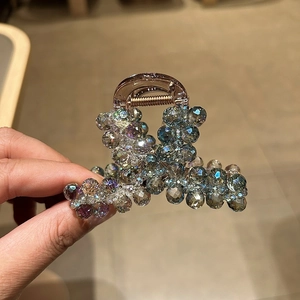 Détail de la pince à cheveux en cristal avec perles irisées et ressort doré