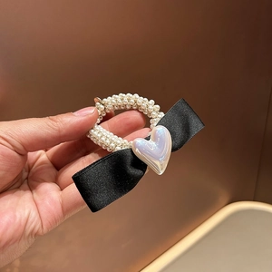 Élastique en perles élégant avec grand nœud en satin noir et cœur nacré scintillant