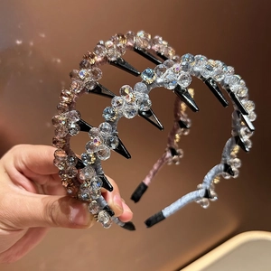 Détail de serre-têtes en cristal de luxe avec peignes antidérapants en rose et bleu ciel