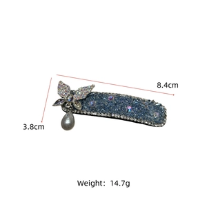Detailansicht der 8,4 cm langen Kristall-Blumenhaarklammer mit Quasten und Perle