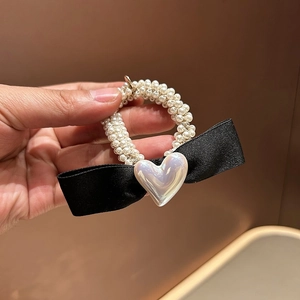 Chouchou élégant en perles avec un grand nœud en satin noir et breloque en cœur
