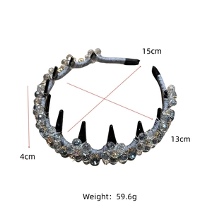 Détail du serre-tête avec perles de cristal et cinq peignes en plastique pour fixation