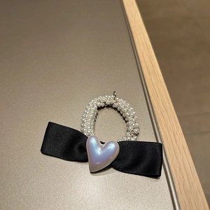 Élastique à cheveux en perles avec nœud en ruban de soie noir et pendentif cœur