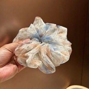 Chouchou géant en tulle avec motif floral aquarelle élégant pour coiffure chic