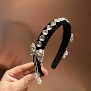 Elegante zwarte fluwelen haarband met kristallen strik en hangende parelkwastjes