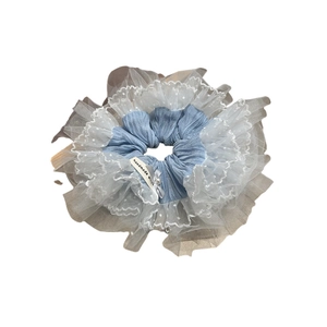 Chouchou en dentelle bleu clair avec tulle à pois blancs et nœud ruban à perle