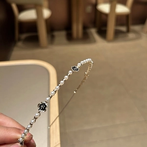 Elegante cerchietto sottile in metallo con perle bianche e ciondoli a fiori neri