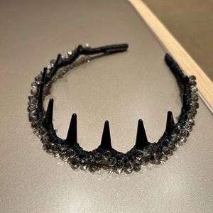 Dettaglio del cerchietto gotico fatto a mano con borchie nere e perle di cristallo grigie