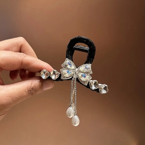 Franse luxe haarklem met strass strik en parelkwastjes voor een elegante haarstijl
