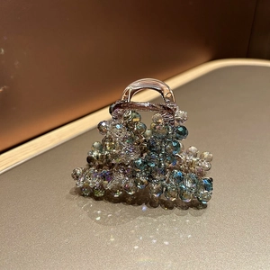 Gros plan détaillé des perles facettées irisées sur une pince à cheveux dégradée haut de gamme