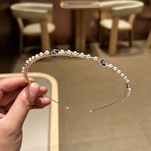 Elegante cerchietto in metallo dorato con perle bianche e fiori in smalto nero