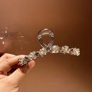 Détail du clip à cheveux en cristal champagne avec résine transparente et ressort robuste
