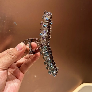Pince à cheveux dorée ornée de perles de cristal irisées pour coiffure élégante