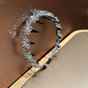 Vue détaillée du serre-tête de luxe en cristal avec perles brillantes et peigne antidérapant