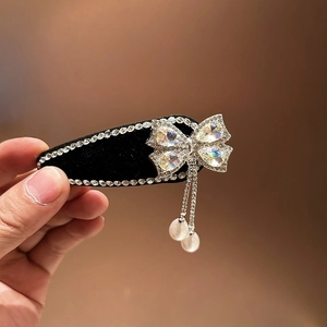 Elegante Franse haarklem van zwart fluweel met strik, kristallen kwastjes en parels