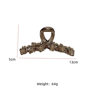 Vue détaillée de la pince à cheveux en cristal de 13cm avec dimensions et poids indiqués