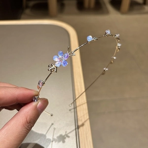 Serre-tête doré double couche avec fleurs irisées bleues et violettes et perles