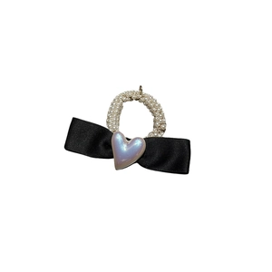 Élastique à cheveux chic en satin noir avec anneau de perles et ornement en forme de cœur