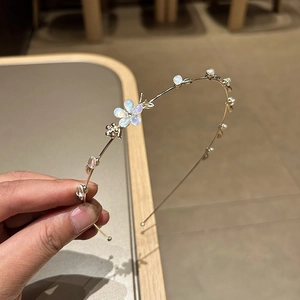 Serre-tête élégant en alliage doré avec fleurs en dégradé et perles délicates pour femmes