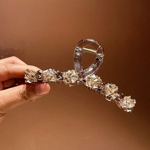 Détail de la pince à cheveux en cristaux roses avec pierres taillées et design élégant