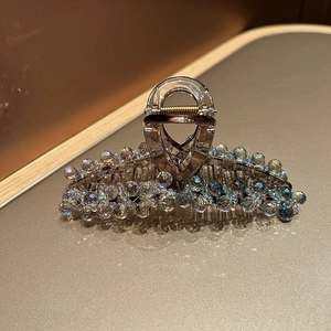 Détails des perles de cristal bleu dégradé sur la grande pince à cheveux brune robuste