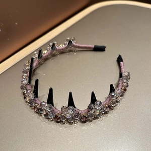 Vue détaillée du serre-tête floral en cristal fait main avec base tissée lavande