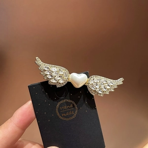 Elegante pinza para el pelo alas de ángel con perla corazón y cristales dorados