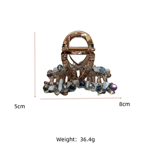 Détail de la pince à cheveux en résine marron avec perles de cristal bleu et dimensions