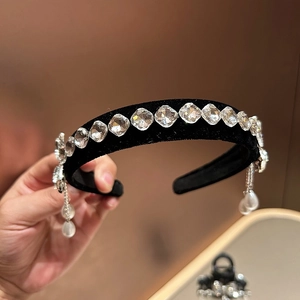 Detailopname van zwarte fluwelen haarband met vierkante kristallen en parelhangers