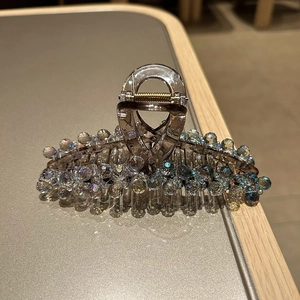 Détail de la pince à cheveux avec perles en cristal et ressort métallique durable