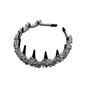 Serre-tête luxueux en cristal fait main avec soie gris argenté et détails de pointes noires