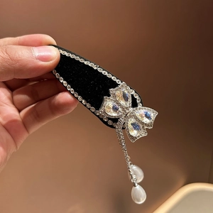 Fluwelen haarklem met kristallen strass-steentjes en hangende parelkwastjes