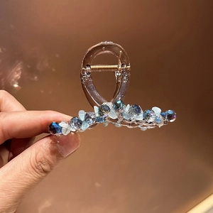 Pince à cheveux artisanale avec perles de cristal colorées et pierres de résine bleue