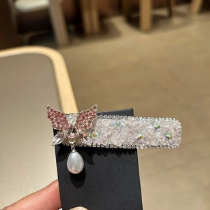 Details von Kristall-Schmetterlings-Haarspange mit rosa Strass und Perlenanhänger