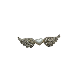 Elegante horquilla para el pelo con corazón de cristal y alas con brillantes diamantes