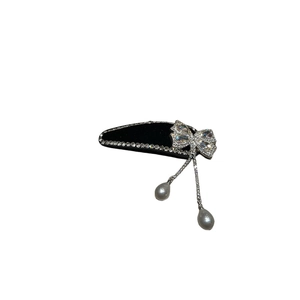 Elegante zwarte fluwelen haarklem met strass strik en hangers van pareltasjes