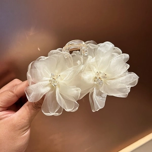 Elegante molletta per capelli stile francese con fiori doppi in organza color crema
