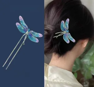 Dettaglio della forcina a libellula in smalto colorato con misura della lunghezza 13cm