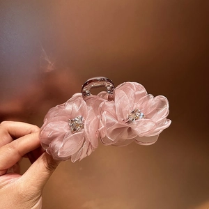 Pinza per capelli con doppi fiori di organza rosa e strass per acconciature