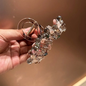 Détail des perles de cristal colorées faites à la main sur une pince à cheveux en résine